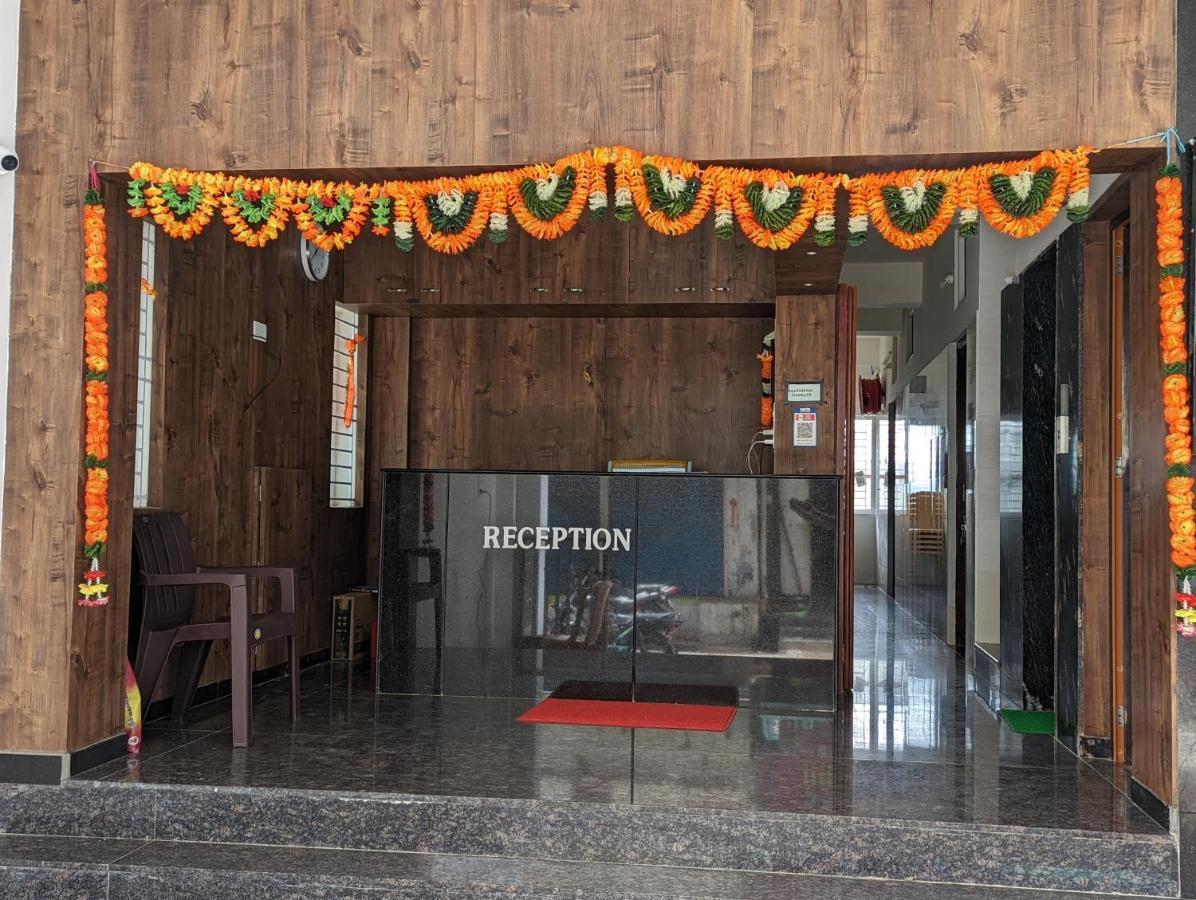 Lakshmi Paradise Lodge A/C Pollāchi Eksteriør bilde